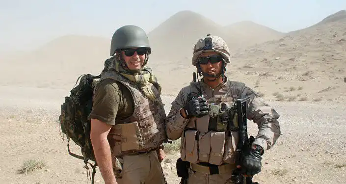 El pintor en Afganistan con soldados españoles de otras razas y culturas
