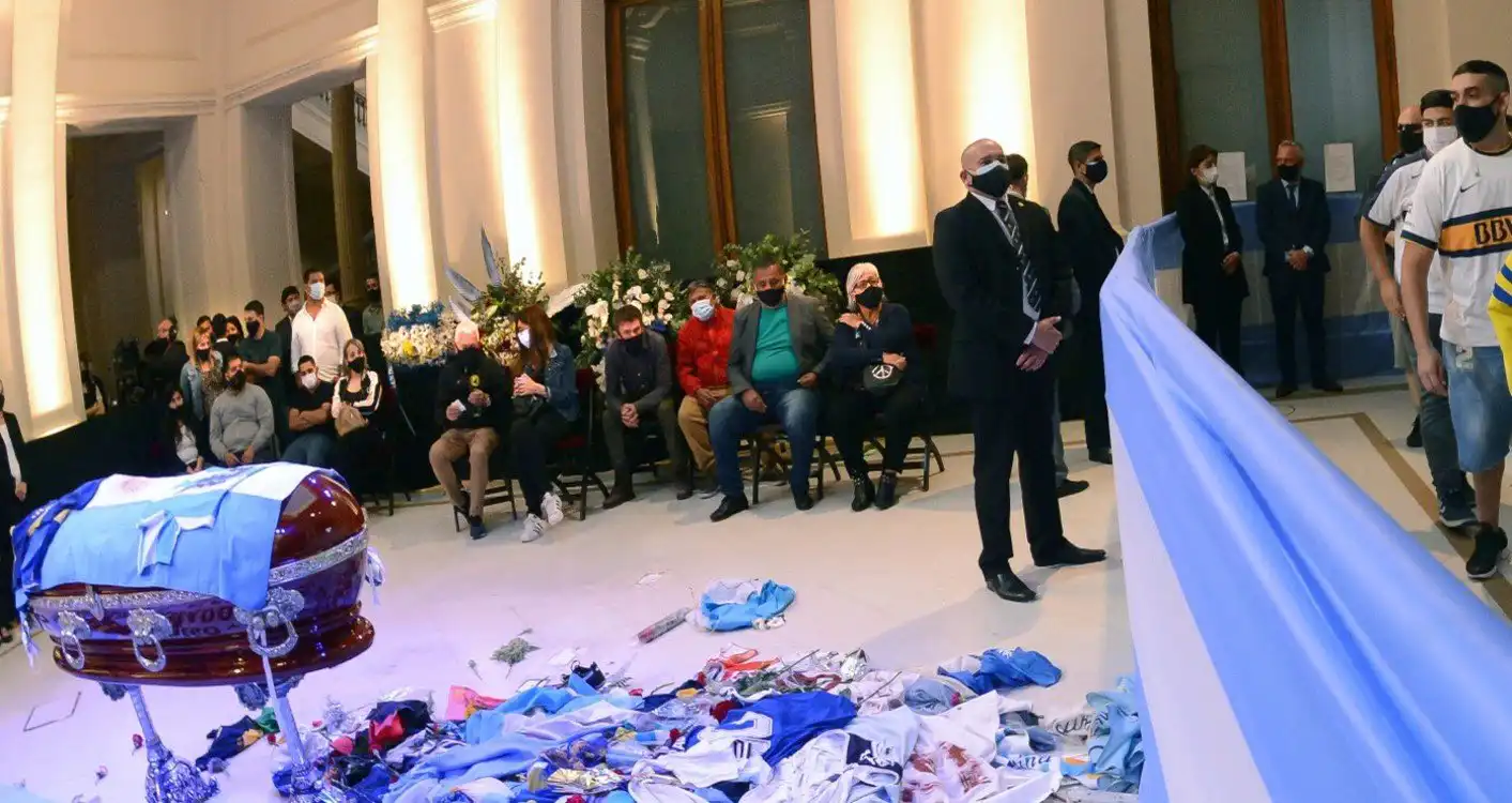 El triste papel de los medios y la clase política con la muerte de Diego