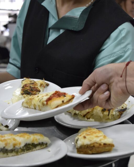 Mataderos en el podio! @el_cedron fue reconocido por @apyce.ar como una de las diez pizzerías más emblemáticas de la Ciudad de @buenosaires 

Date una vuelta por Av. Juan B. Alberdi 6101 y disfrutá este clásico del sabor!