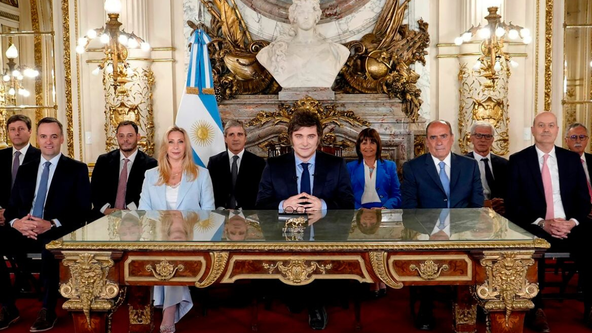 Las fortunas del gabinete de Milei bajo la lupa pública