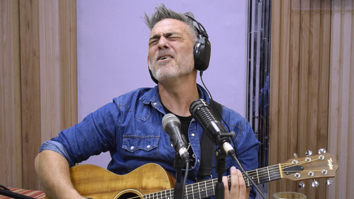 Entrevista y acústico con Bruno Lippi
