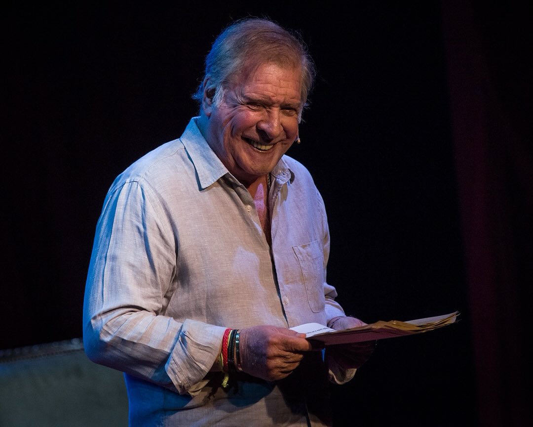 Arturo Puig reversionó un formato teatral británico con su nuevo espectáculo 'Buenas palabras'