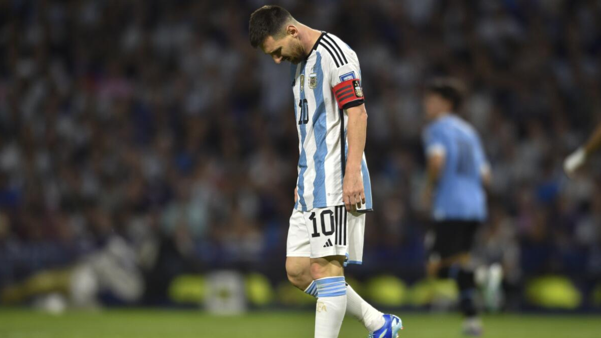 Primera derrota de los campeones del mundo ante Uruguay