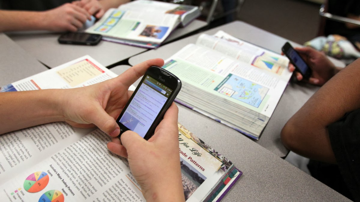 Ciudad prohíbe los celulares en las escuelas