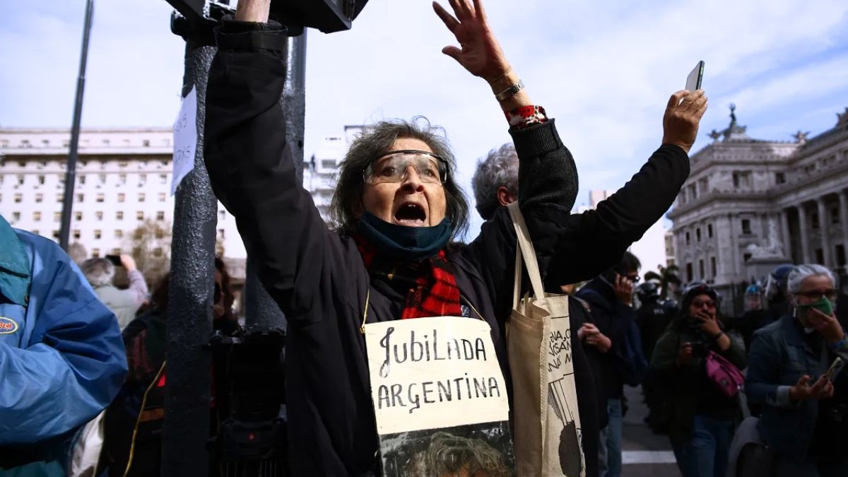 Congreso candente en los despachos y las calles