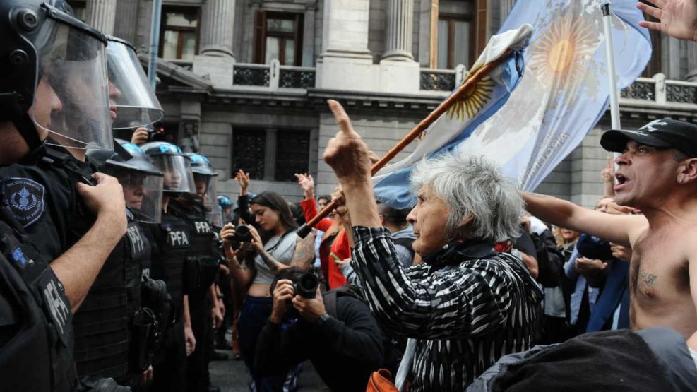 Peleas y represión en el Congreso