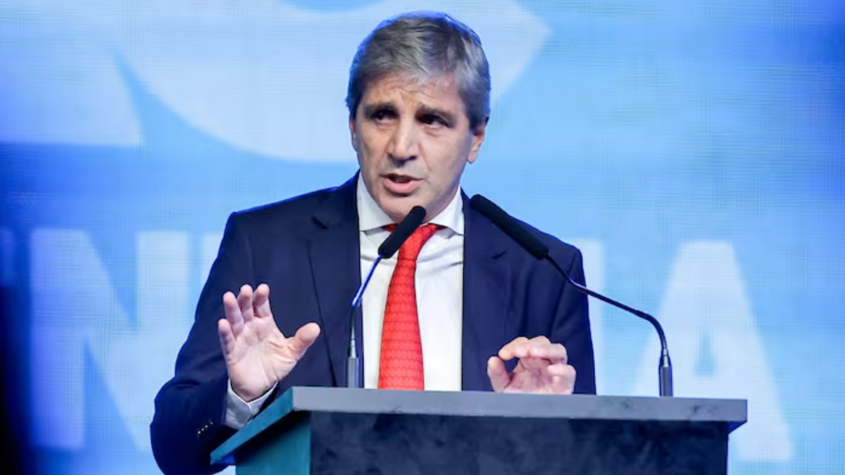 Caputo endeuda a Argentina por mil millones de dólares